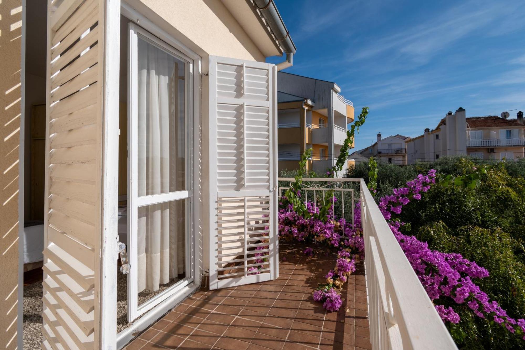 Apartments By The Sea Sukosan, Zadar - 5863 Bagian luar foto